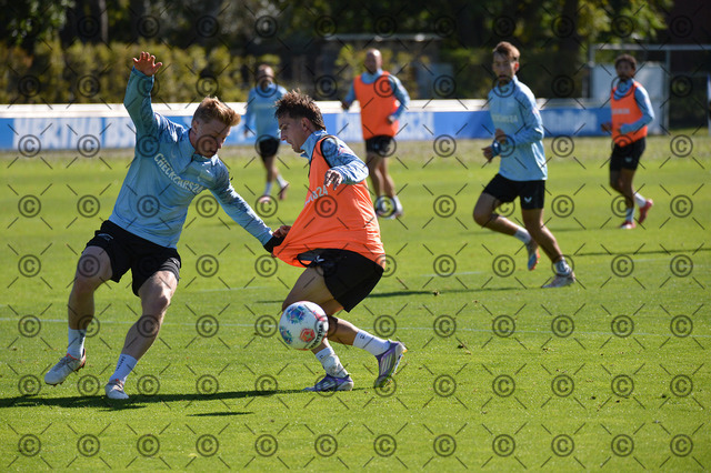 RGE_5981b |  Hertha BSC, 2.Bundesliga, Training, Saison 2025/26,  im Bild von li. Julian Eitschberger ( Hertha BSC ),  Michal Karbownik ( Hertha BSC ),   Foto:   Ralf Gebhardt                    - Realisiert mit Pictrs.com