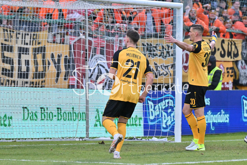 SpVgg Unterhaching - Dynamo Dresden | Jubel der Gaeste nach dem Treffer zum 0-3 durch Stefan KUTSCHKE (Dynamo Dresden 30)  / Tor / Torschuetze / Freude / happy / 3. Liga: SpVgg Unterhaching - Dynamo Dresden, Uhlsportpark am 21.12.2024