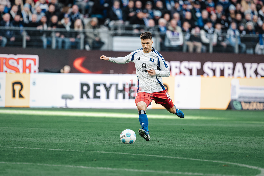 Fußball | Männer | Saison 2024/2025 | 2. Fußball-Bundesliga | 11. Spieltag | Hamburger SV vs. 1. FC Nürnberg | 03.11.2024 | Noah Katterbach (#33, HSV) beim Schuss