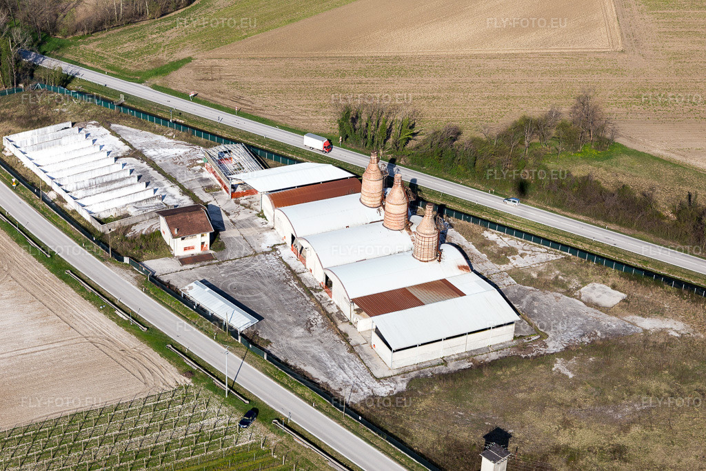 Vue aérienne: Vue de la ville à San Lorenzo dans le département Frioul-Vénétie Julienne, Italie. Photo: IMG_105760.jpg prise le 08/04/2018 par Werner Riehm/FLY-FOTO.eu – Résolution de l'original: 5472 x 3648 px