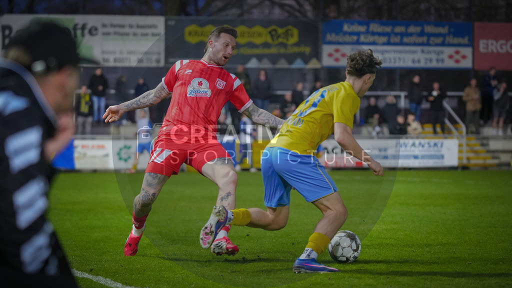 Fußball, Herren, Saison 2025/2026, Regionalliga Nordost, 22. Spieltag, FSV 63 Luckenwalde vs. Hallescher FC, Dienstag 07.04.2026, Werner-Seelenbinder-Stadion Luckenwalde, | Fußball, Herren, Saison 2025/2026, Regionalliga Nordost, 22. Spieltag, FSV 63 Luckenwalde vs. Hallescher FC, Dienstag 07.04.2026, Werner-Seelenbinder-Stadion Luckenwalde, Im Bild: Jan Löhmannsröben (l. Halle) und Len Neumann (r. Luckenwalde) - Realisiert mit Pictrs.com