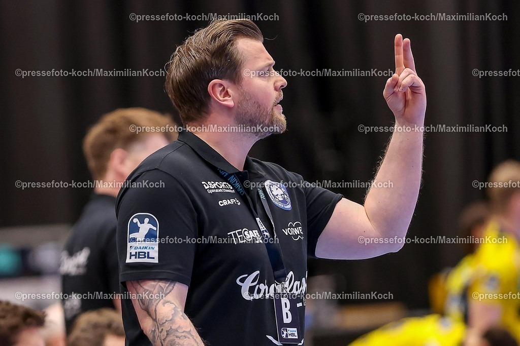 BHC16112501041 | 16.11.2025, Handball, HBL, Bergischer HC - Rhein-Neckar Löwen, Mitsubishi Electric HALLE Düsseldorf: Cheftrainer Arnor Gunnarsson (BHC #hc) gestikulierend am Spielfeldrand