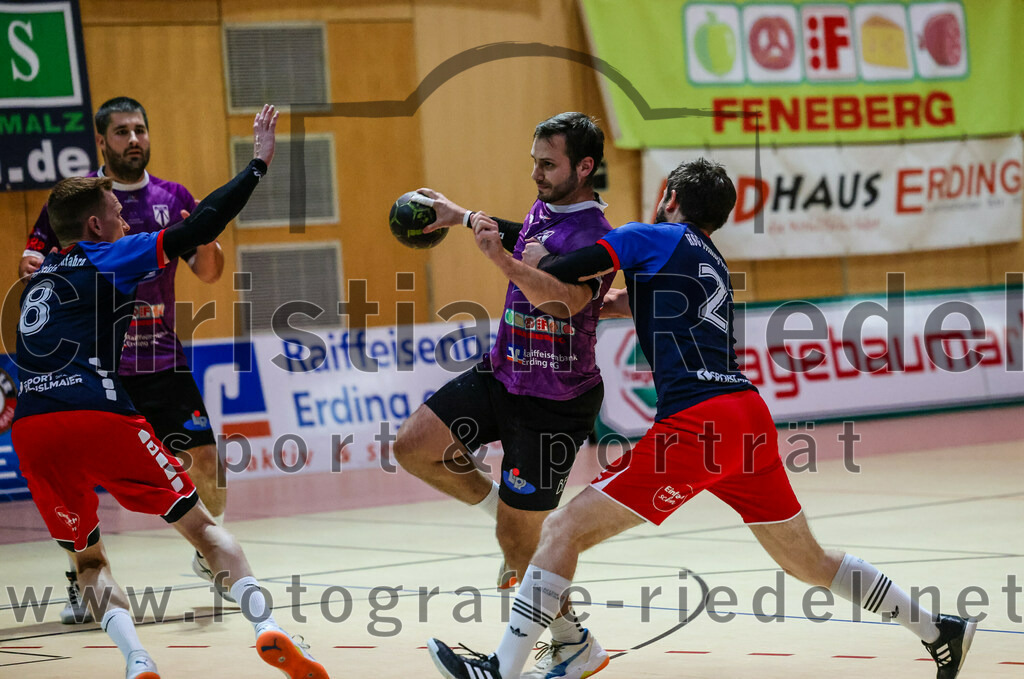 2023-10-14_020_SpVgg_Altenerding_gegen_HSG_Freising_Neufahrn | Erding, Deutschland, 14.10.2023:
Handball, Bezirksoberliga Männer 2023 / 2024, 4. Spieltag, SpVgg Altenerding gegen HSG Freising-Neufahrn, Endergebnis: 27:26

Konstantin Vopel (HSG Freising-Neufahrn, #8), Simon Rüdiger (SpVgg Altenerding, #7), Korbinian Herrmann (HSG Freising-Neufahrn, #21)

Foto: Christian Riedel / fotografie-riedel.net