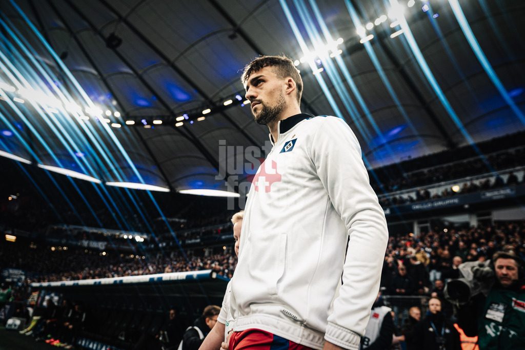 Fußball | Männer | Saison 2024/2025 | 2. Fußball-Bundesliga | 17. Spieltag | Hamburger SV vs. SpVgg Greuther Fürth | 21.12.2024 | Jonas Meffert (#23, HSV) läuft ins Stadion ein