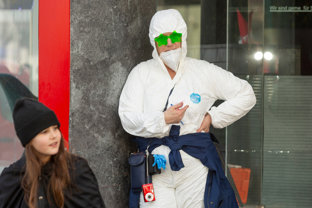 Umzug2025-059_9734 | Fotostrecke: FASCHINGSUMZUG 2025 in Loosdorf. 22 Masken(gruppen)-Teilnehmer: Loosdorfer Vereine, Wirtschaftstreibende, Gemeindeabordnungen sowie Kreditinstitute. rund 700 Besucher entlang der Hauptstrasse. Veranstaltungs-Sicherung durch Mannschaft der FF-Loosdorf mit schwerem Gerät. Maskenprämierung am EKZ-Platz durch Bgm. Thomas Vasku in den Kategorien: Bester Festwagen (Fa. gkonzept-Groissenberger; Beste Personengruppe-ASK-Loosdorf; Beste Einzelperson; Weiteste Anreise-FF Schollach;