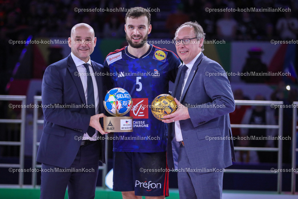 EHFEURO28012402086 | 28.01.2024, EHF EURO 2024, Männer Europameisterschaft Handball, Lanxess Arena in Köln, Finale, Frankreich - Dänemark: Frankreich ist Europameister. Most Valuable Player (MVP Award) Ehrung für Nedim Remili (Frankreich) Ehrung All-Star-Team. EHF Generalsekretär Martin Hausleitner, MVP Nedim Remili (Frankreich), Vorstandsvorsitzender DHB Mark Schober