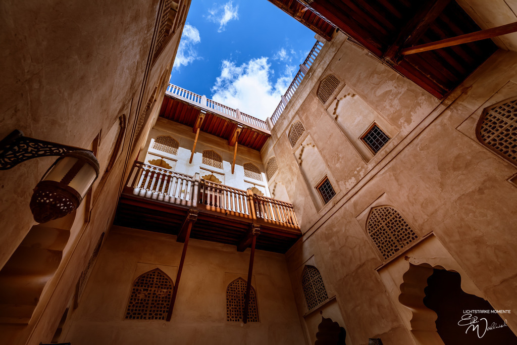 Festung Jabreen, Oman | Herzlich willkommen auf meiner Seite! Ich bin Elke Wallnisch, Deine Fotografin für lichtstarke Momente. Der Name steht für alles, was mich mit der Fotografie verbindet: Das Licht und seine machtvolle Wirkung auf eine Situation oder unsere Stimmung - Realisiert mit Pictrs.com