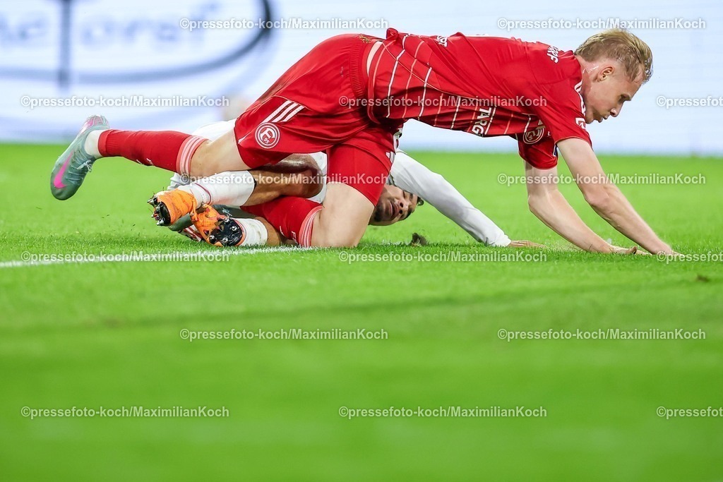 F9503102501309 | 03.10.2025, Fußball, Fortuna Düsseldorf - 1.FC Nürnberg, 2. Fußball Bundesliga, Merkur Spiel-Arena, Saison 2025 2026: Giovanni Haag (Fortuna Düsseldorf #06) stürzt über Rafael Lubach (1FC Nuernberg #18) zu Boden DFB regulations prohibit any use of photographs as image sequences and or quasi-video.