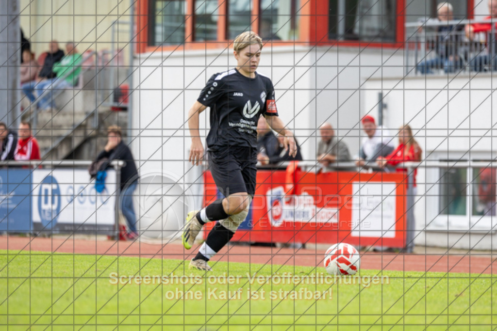 20250928_134857_0330 | #,1.FC Donzdorf (schwarz) vs. TV Derendingen (rot), Fussball, Frauen-Verbandsliga Württemberg, 03. Spieltag, Saison 2025/2026, Rasenplatz Lautertal Stadion, Süßener Straße 16, 73072 Donzdorf, 28.09.2025 - 13:00 Uhr,Foto: PhotoPeet-Sportfotografie/Peter Harich