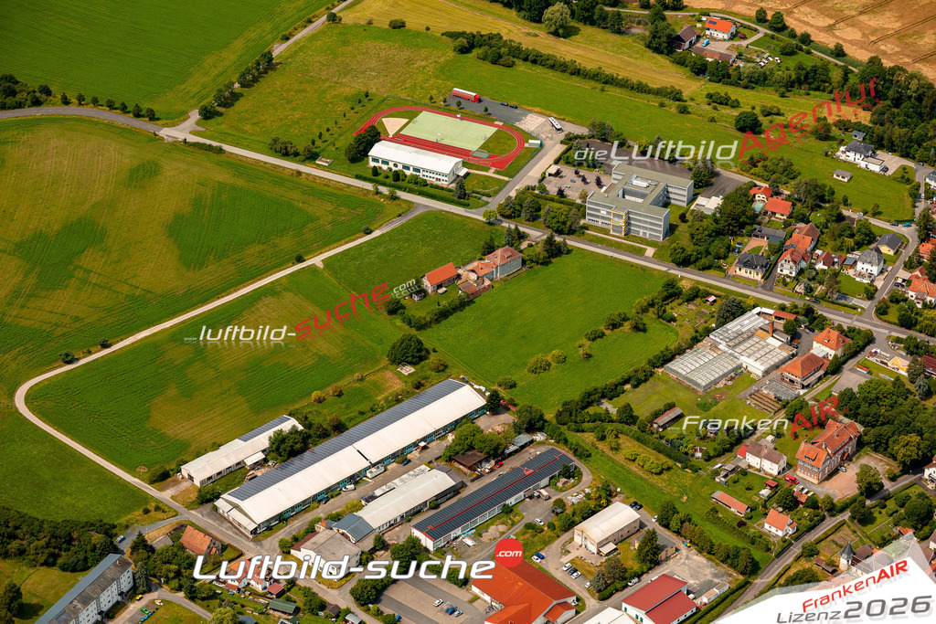 Das Luftbild zeigt :  Heldburg - Die Luftaufnahme wurde 2024 vom UL-Flugzeug aus erstellt ( keine Drohne ) - Hochauflösende Luftaufnahme - Für grossformatige Ausdrucke geeignet. Die Geschenkidee !Mit Lizenz und Bildrechte bestellbar