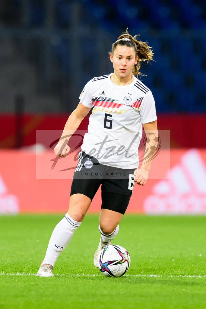 GERTUR20211126_112 | Fussball, Frauen: Lena Oberdorf (Germany) in Aktion, am Ball, Einzelaktion bei dem Spiel der WM-Qualifikation zwischen Deutschland und Tuerkei im Eintracht-Stadion am 26.11.2021 in Braunschweig, Deutschland. - Realisiert mit Pictrs.com