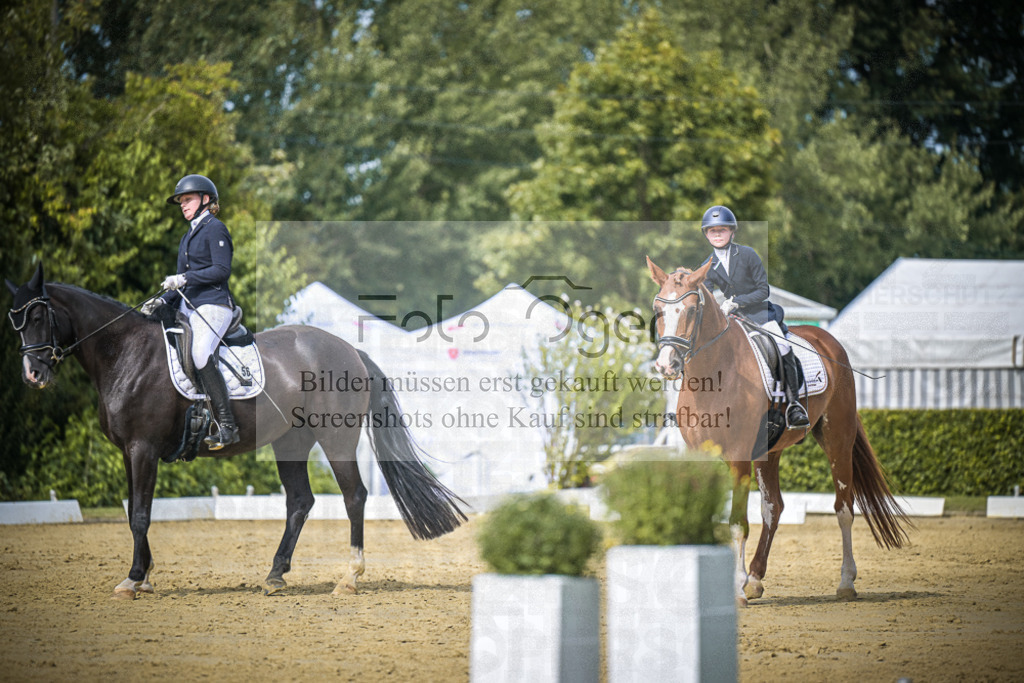 DOS_6042 | Entdecke hochwertige Reitturnierfotos von Foto Oger. Professionell, emotional und authentisch – jetzt Lieblingsmomente im Shop bestellen.Deutschlandweite Turnierfotografie. - Realisiert mit Pictrs.com