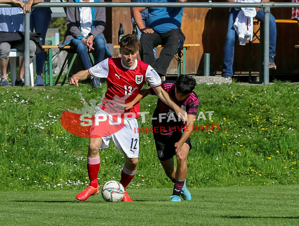 AUSTRIA U15 - MEXICO U15 | ILIA IVANSCHITZ (Austria #12) Derek Garcia (Mexico #8) ; AUSTRIA U15 - MEXICO U15 am 29.04.2022 in Arnoldstein
(Sportplatz), AUSTRIA, (Photo by Ernst Krawagner sport-fan.at) - Realisiert mit Pictrs.com