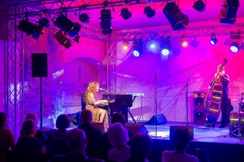 Maria Markesini Konzert | Maria Markesini meets Klazz Brothers im Forte Belvedere Leisnig zum Festival Hallo Leisnig 2022. - Realisiert mit Pictrs.com