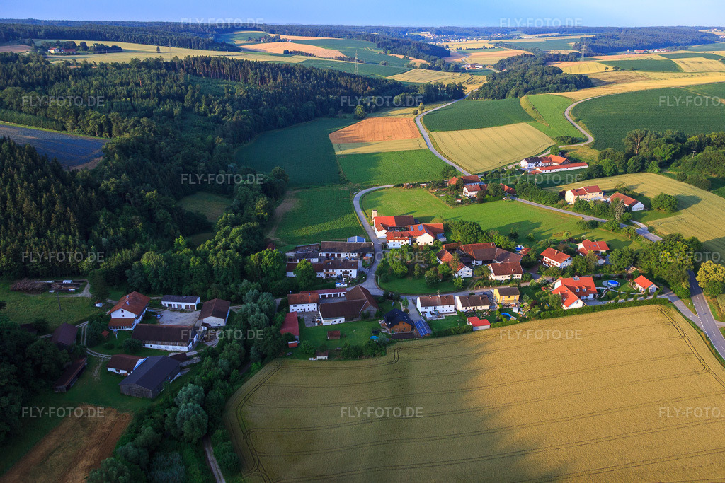 Luftbild: Dorfansicht von Norden im Ortsteil Hof in Mamming im Bundesland Bayern in Deutschland. Foto: IMG_090435.jpg vom 02.07.2016 durch Werner Riehm/FLY-FOTO.de