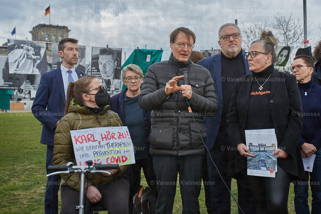#NichtGenesen am Bundestag zum International LongCovid Awareness Day 2024 | Mit Fotos von arbeitsunfähigen Betroffenen fordert die Initiative #NichtGenesen anlässlich des International LongCovid Awareness Day am 15.03.2024 vor dem Reichstag mehr Geld für Forschung und soziale Absicherung. Bundesgesundheitsminister Karl Lauterbach und weitere MdBs sprechen mit den Demonstrant*innen. - Realisiert mit Pictrs.com