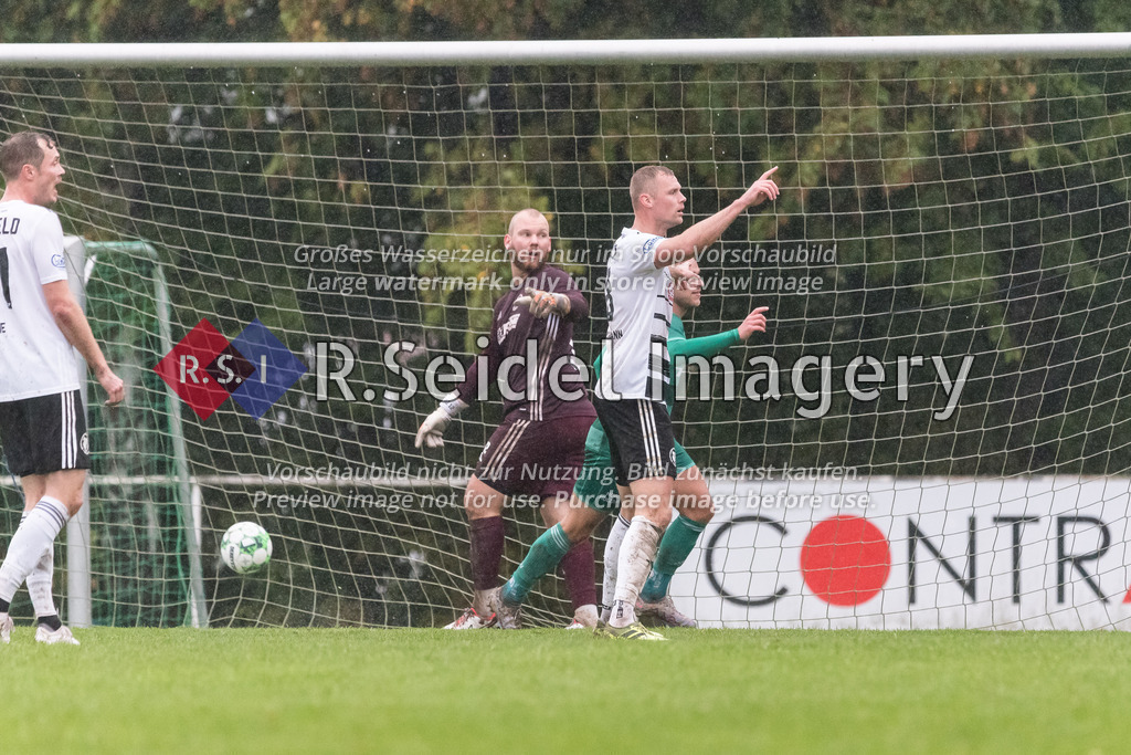 RS-1-014452 | Marvin Zimmermann (#12, Reinfeld, Torwart) und Christoph Böckelmann (#18, Reinfeld) protestieren gegen das Tor.