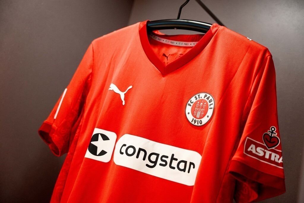 FCP03566 | Der offizielle Shop für FC St. Pauli Fotos. Wähle aus Spielszenen & Fanmomenten dein FCSP Wunschformat. Wir liefern Millerntor-Atmosphäre.