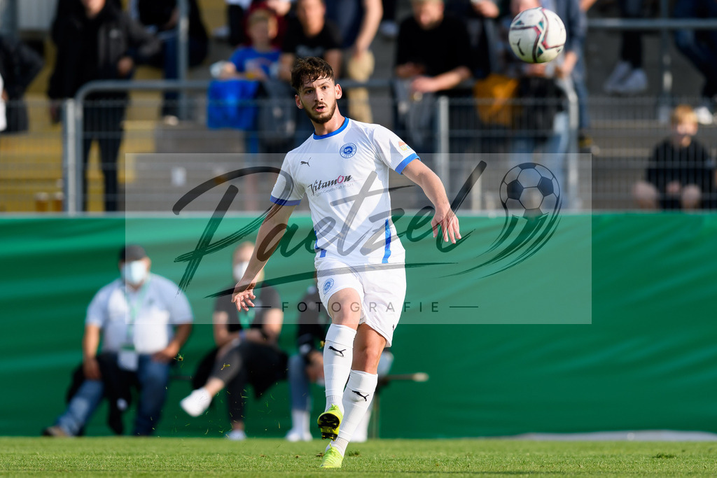 LOTKSC20210809_117 | Fussball, Herren: Cedric Euschen (Sportfreunde Lotte) in Aktion, am Ball, Einzelaktion beim Spiel der 1. Runde im DFB-Pokal zwischen SF Lotte und Karlsruher SC im Stadion am Lotter Kreuz am 09.08.2021 in Lotte, Deutschland.DFB / DFL REGULATIONS PROHIBIT ANY USE OF PHOTOGRAPHS AS IMAGE SEQUENCES AND/OR QUASI-VIDEO. - Realisiert mit Pictrs.com