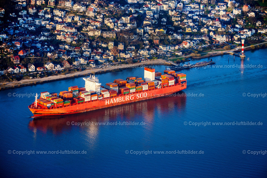 Hamburg_Blankenese_Containerschiff_Hamburg_Süd_ELS_9811280325 | HAMBURG 28.03.2025 Containerschiff " Hamburg Süd" auf der Elbe vor dem Uferbereich im Stadtteil Blankenese im Sonnenuntergang in Hamburg. // Container ship "Hamburg Sued" on the Elbe in front of the bank area in the Blankenese district in the sunset in Hamburg. Foto: Martin Elsen