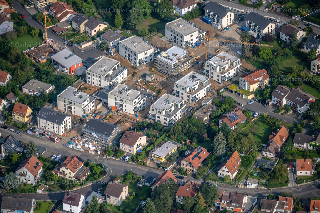 4047824 | WüRZBURG 21.08.2021 Baustelle zum Neubau einer Mehrfamilienhaus- Wohnanlage KATZENBERG TERRASSEN am Unterer Katzenbergweg - Hunsingerweg - Steigerfurtweg im Ortsteil Heidingsfeld in Würzburg im Bundesland Bayern, Deutschland. Weiterführende Informationen bei: Heimathilfe Wohnungsbaugenossenschaft eG,  Ten Brinke Group B.V.,  Ten Brinke Projektentwicklung GmbH,  Ten Brinke Wohnungsbau GmbH &amp; Co. KG - Niederlassung NRW,  VR-ImmoService Mainfranken GmbH. // Construction site to build a new multi-family residential complex KATZENBERG TERRASSEN on Unterer Katzenbergweg - Hunsingerweg - Steigerfurtweg in the district Heidingsfeld in Wuerzburg in the state Bavaria, Germany. Further information at: Heimathilfe Wohnungsbaugenossenschaft eG,  Ten Brinke Group B.V.,  Ten Brinke Projektentwicklung GmbH,  Ten Brinke Wohnungsbau GmbH &amp; Co. KG - Niederlassung NRW,  VR-ImmoService Mainfranken GmbH. Foto: Gerhard Launer