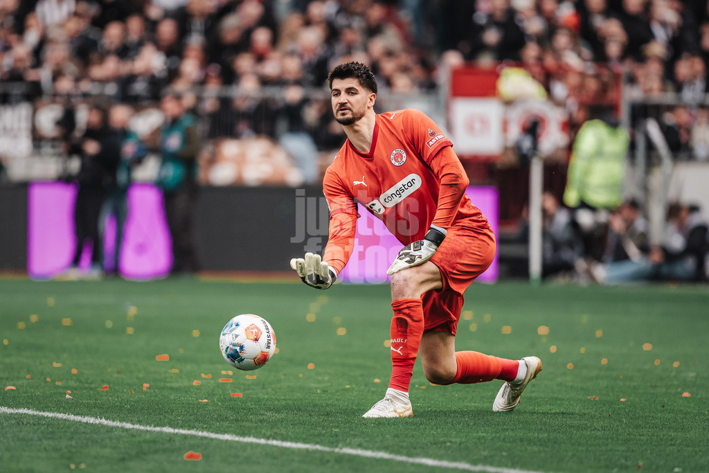 Fußball | Männer | Saison 2025/2026  | Fußball-Bundesliga | 25. Spieltag | FC St. Pauli vs. Eintracht Frankfurt | 08.03.2026 | Nikola Vasilj (#22, FC St. Pauli)