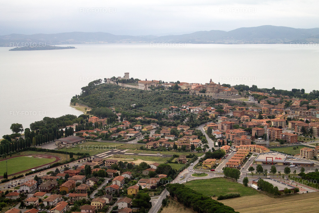 Vue aérienne: Vue de la ville à Castiglione del Lago dans le département Ombrie, Italie. Photo: IMG_43250.jpg prise le 23/07/2011 par Werner Riehm/FLY-FOTO.eu – Résolution de l'original: 4272 x 2848 px