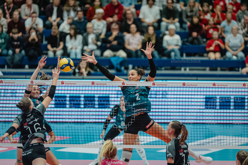 Dresdner SC - Binder Blaubären TSV Flacht, DEKRA 1. Bundesliga Frauen, Volleyball | Im Bild: Block durch Raeven Chase (2, Dresdner SC)24.10.2026, Dresdner SC -  Binder Blaubären TSV Flacht, DEKRA 1. Bundesliga Frauen, Volleyball, Deutschland, Dresden, Cyberport Arena