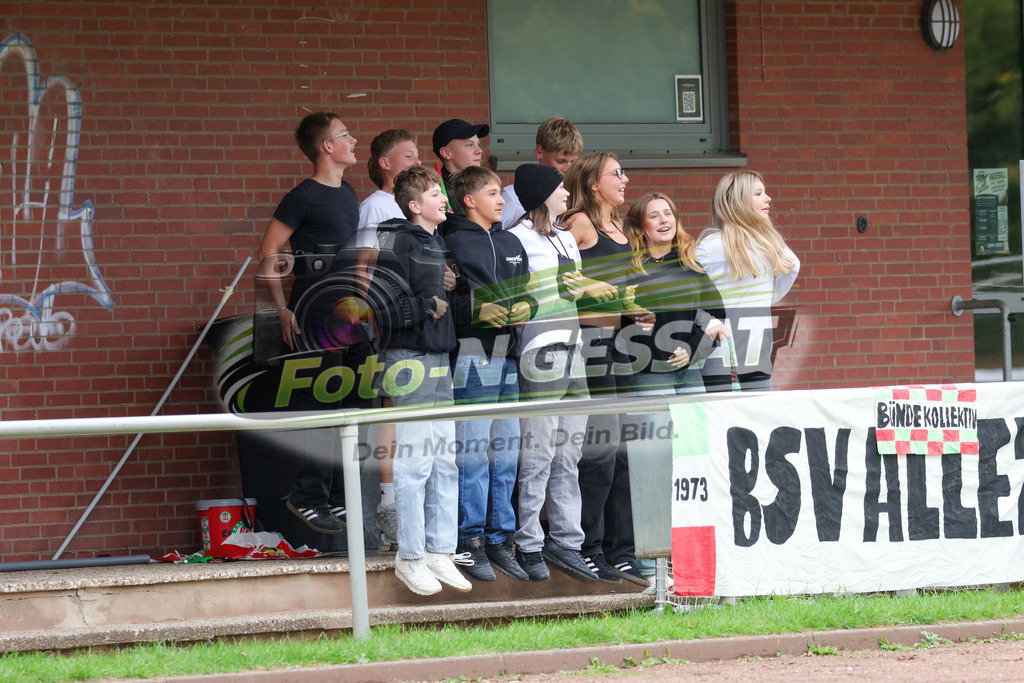Bünder SV - VfL Holsen | Auf dem Bild zu sehen: Bünder SV: Fans ``BSV Boys´´ Bünder SV, VfL Holsen, Saison 26/27, Kreisliga A, Bünde, Deutschland - Realisiert mit Pictrs.com