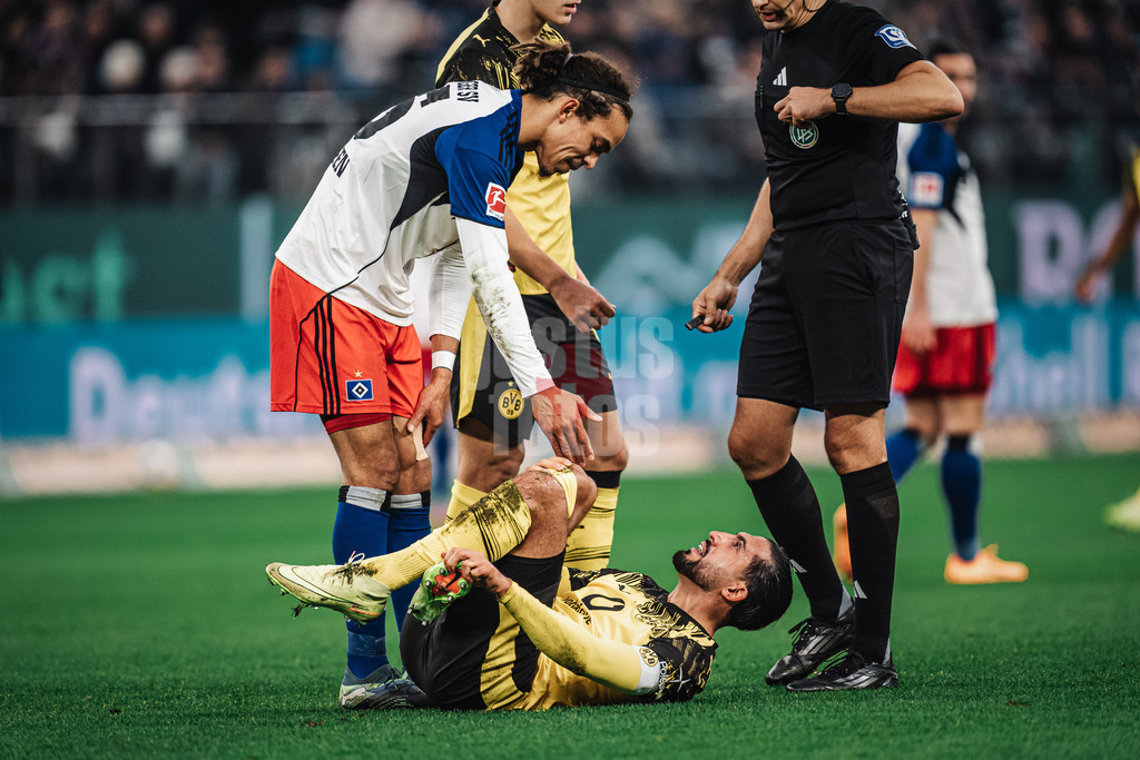 Fußball | Männer | Saison 2025/2026 | 1. Fußball-Bundesliga | 10. Spieltag | Hamburger SV vs. Borussia Dortmund | 08.11.2025 | oben Yussuf Poulsen (#15, HSV) bietet unten Emre Can (#23, Borussia Dortmund) seine Hilfe an nach einem Foul