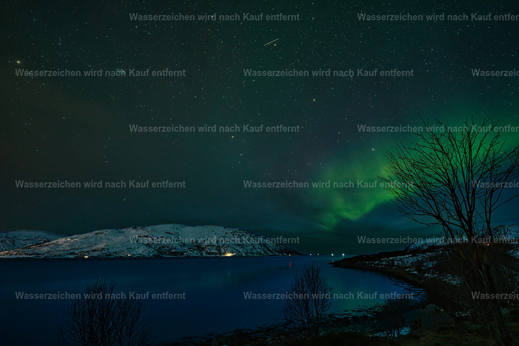 Norwegen - Polarlichter - Aurora Borealis bei Tromsö | Polarlichter sind farbige Leuchterscheinungen am Nachthimmel, die durch den Zusammenstoß von geladenen Sonnenteilchen mit Gasen in der Erdatmosphäre entstehen. Man nennt sie im Norden Aurora borealis und im Süden Aurora australis. - Realisiert mit Pictrs.com