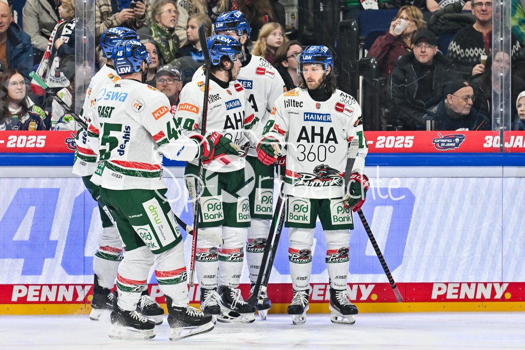 Eisbären Berlin - Augsburger Panther | BERLIN, GERMANY - 04. JANUARY: Jubel der Gäste nach dem Treffer zum 1-5 druch Riley DAMIANI (Augsburger Panther 19) / Tor / Torschuetze / Freude / Happy während dem Match zwischen den Eisbären Berlin und den Augsburger Panthern am 36. Spieltag der Penny DEL in der UBER Arena