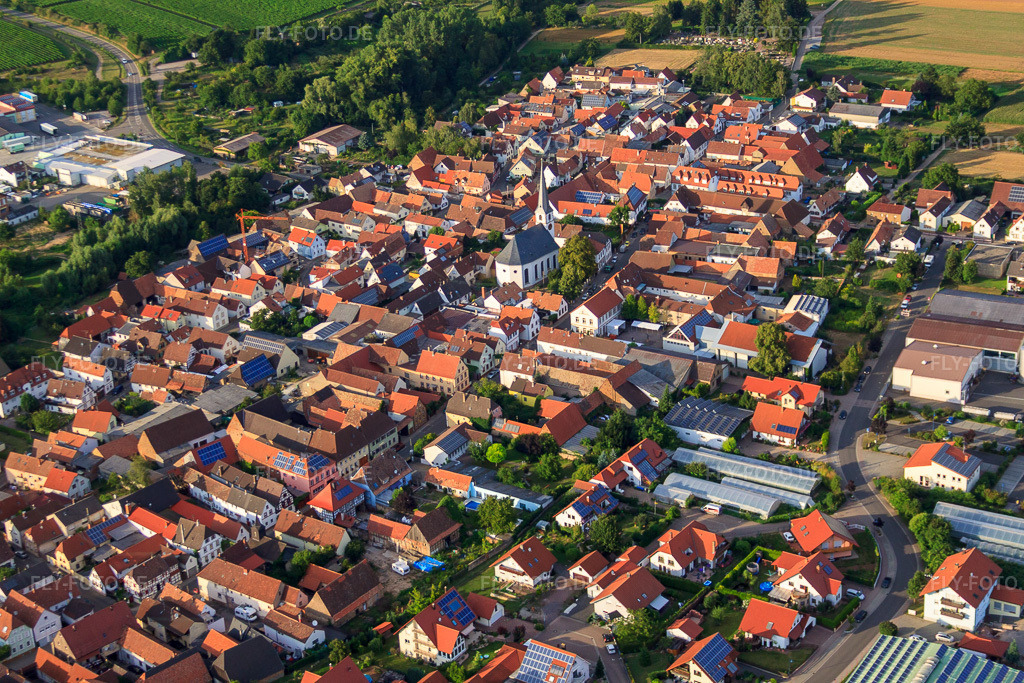 Luftbild: Dorfansicht von Nordwesten mit Prot. Kirche Unterdorf im Ortsteil Niederhochstadt in Hochstadt im Bundesland Rheinland-Pfalz in Deutschland. Foto: IMG_51514.jpg vom 08.08.2012 durch Werner Riehm/FLY-FOTO.deAuflösung des Originals: 4752 x 3168 px