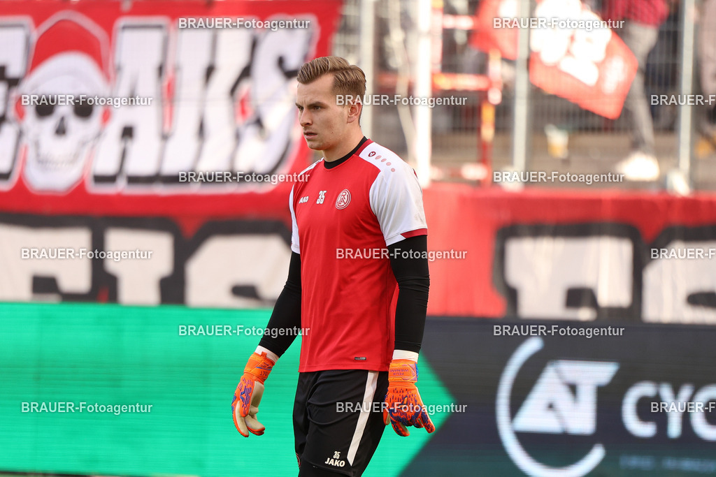 Rot-Weiss Essen - Viktoria Köln - 3.Liga | Essen, Deutschland, 18.10.2025 Felix Wienand  (Rot-Weiss Essen) schaut  während des 3.Liga Spiels zwischen Rot-Weiss Essen- Viktoria Köln im Stadion an der Hafenstraße am 01.08.2025 in Essen. (Foto von Timo Bluhmki-Schmidt/ Brauer Fotoagentur