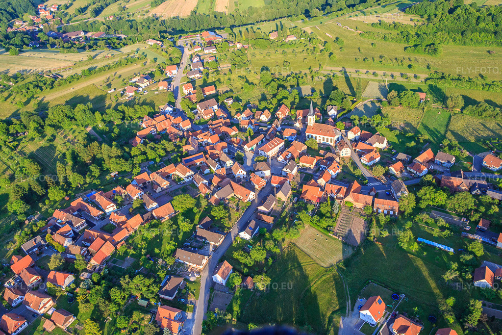 Vue aérienne: Église au centre du village vue du sud-ouest à Wingen dans le département Bas Rhin, France – .Photo: IMG_080310.jpg prise le 05/06/2015 par Werner Riehm/FLY-FOTO.eu – Résolution de l'original: 5472 x 3648 px