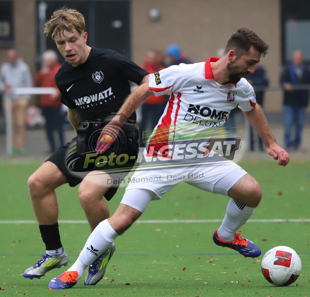 BV 21 Stift-Quernheim - Union Minden | Auf dem Bild zu sehen: schwarz BV 21 Stift-Quernheim: Joshua Rogalsky ; weiß Union Minden: Christopher SchwarzerBV 21 Stift-Quernheim, Union Minden, Saison 25/26, Bezirksliga, Stift-Quernheim, Deutschland - Realisiert mit Pictrs.com