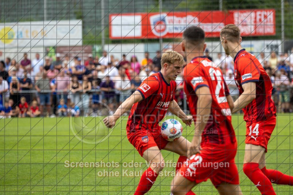 20250706_153757_0810 | #,TSG Salach (blau) vs. 1.FC Heidenheim (rot), Fußball, Freundschaftsspiel - WfV, Saison 2025/2026, Rasensportplatz, Staufenecker Str. 41, 73084 Salach, 06.07.2025 - 15:30 Uhr,Foto: PhotoPeet-Sportfotografie/Peter Harich