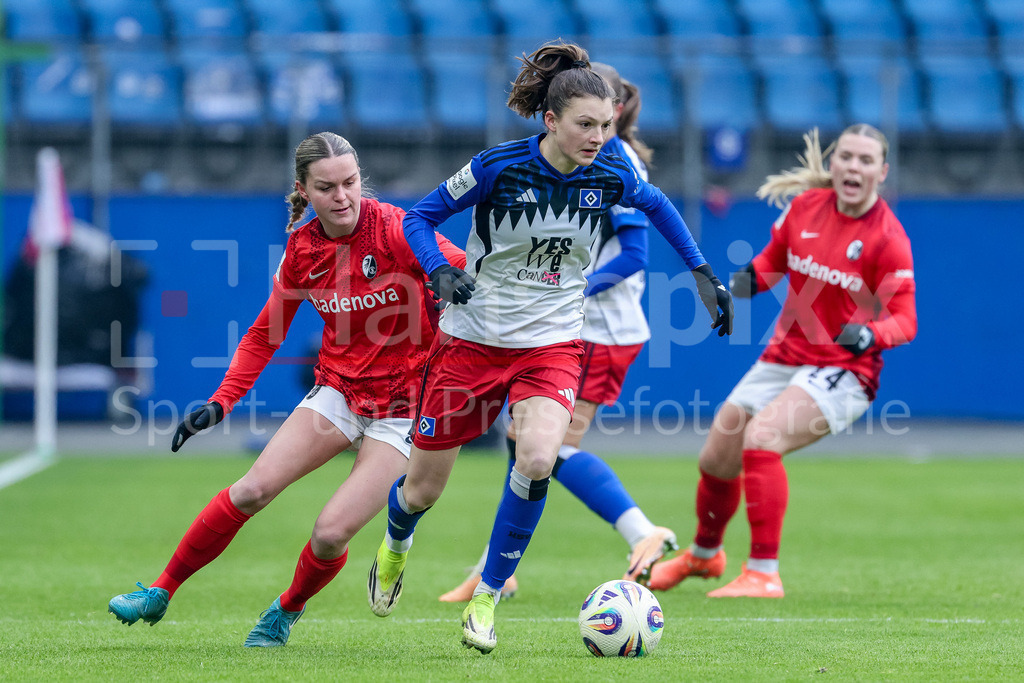 Fussball, Google Pixel Frauen-Bundesliga, Hamburger SV - SC Freiburg | v.li.: Greta Stegemann (SC Freiburg, 16) und Lotta Wrede (Hamburger SV, HSV, 32) im Zweikampf, Duell, Dynamik, Aktion, Action, Spielszene, DIE DFB-RICHTLINIEN UNTERSAGEN JEGLICHE NUTZUNG VON FOTOS ALS SEQUENZBILDER UND/ODER VIDEOÄHNLICHE FOTOSTRECKEN. DFB REGULATIONS PROHIBIT ANY USE OF PHOTOGRAPHS AS IMAGE SEQUENCES AND/OR QUASI-VIDEO.