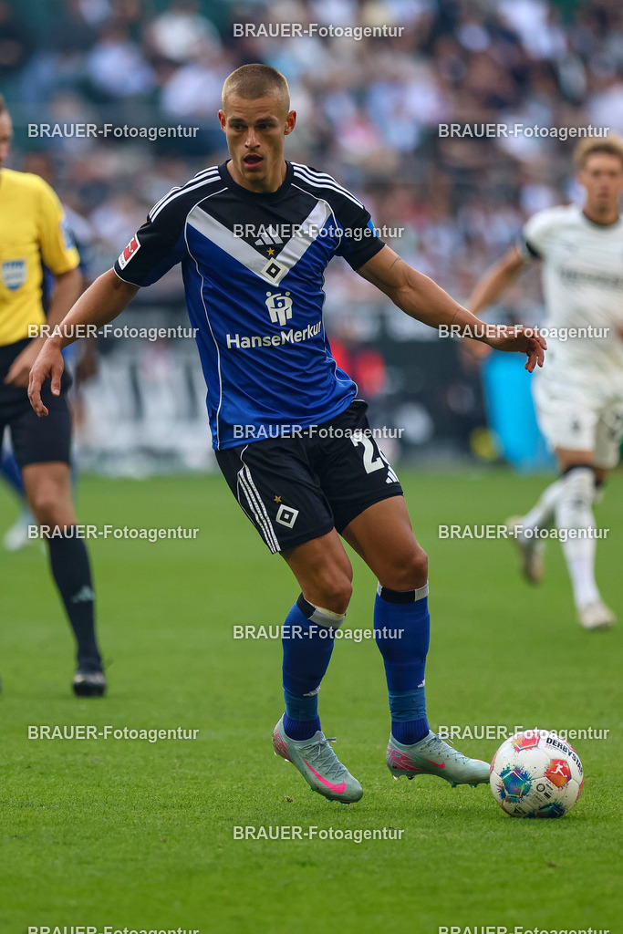 Borussia Mönchengladbach vs Hamburger SV - Bundesliga  | Mönchengladbach, Deutschland, 24.08.25:   Miro Muheim (Hamburger SV) in Aktion am Ball, Einzelaktion waehrend des Spiels der Bundesliga zwischen Borussia Mönchengladbach vs Hamburger SV im Stadion im Borussia Park(Foto von Brauer-Fotoagentur / Adrian Schlueter)
