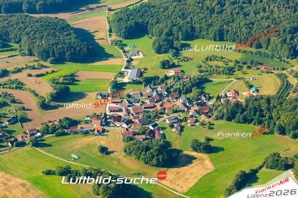 Das Luftbild zeigt : Egloffsteinerhüll Egloffstein - Die Luftaufnahme wurde 2024 vom UL-Flugzeug aus erstellt ( keine Drohne ) - Hochauflösende Luftaufnahme - Für grossformatige Ausdrucke geeignet. Die Geschenkidee !Mit Lizenz und Bildrechte bestellbar