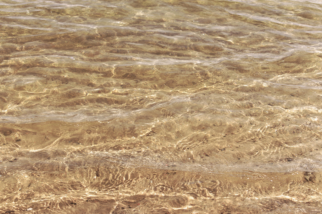 Leinwand: Maritime Leichtigkeit – Der Sommer am Strand | Die sanfte Bewegung des Wassers strahlt Ruhe und Klarheit aus – dieses Wandbild zeigt das flache Wasser am Weidefelder Strand im Sommer. Die sanften Wellen und die klaren Reflexionen des Sonnenlichts schaffen eine einladende und entspannende Atmosphäre. Die weichen Farbnuancen und die ruhige Bildkomposition fördern das Wohlbefinden und laden zum Verweilen ein. - Realisiert mit Pictrs.com