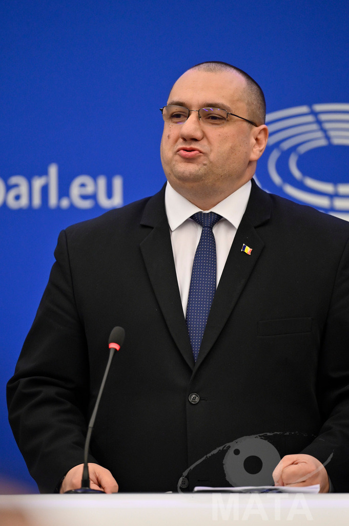 _DWI0025 | Politiker Cristian Terhes bei einer Pressekonferenz zum Thema ' Alarmierende Statistiken zu den Folgen des COVID-Lockdowns' im Europäischen Parlament. Straßburg, 18.01.2023 - Realisiert mit Pictrs.com