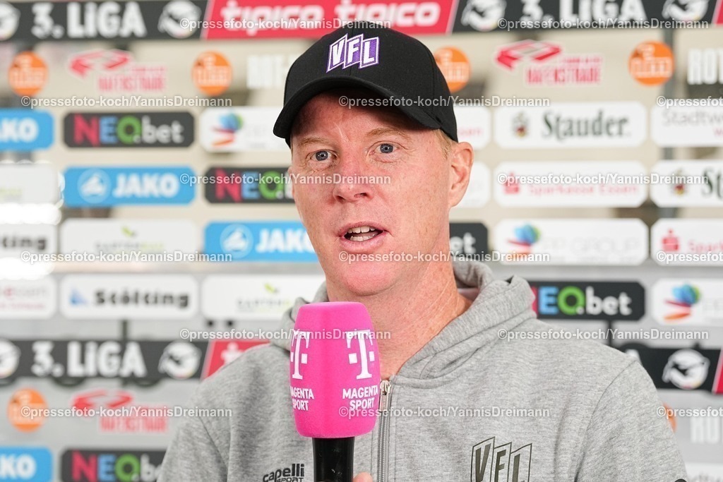 xydrx17092501028 | 17.09.2025, xydrx, Fußball, 3.Liga, Rot-Weiss Essen - VFL Osnabrück, Saison 2025 2026, Stadion an der Hafenstraße: Timo Schultz (Cheftrainer VFL Osnabrück)   DFB regulations prohibit any use of photographs as image sequences and or quasi-video.
