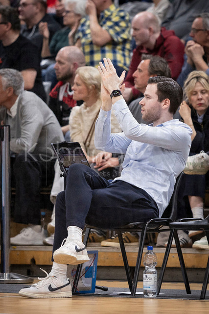 Barmer 2. Basketball Bundesliga ProA: Bayer Giants Leverkusen vs. RheinStars Koeln, 04.04.26 | Leverkusen, 04.04.26 - Oliver Elling (Assistant Coach RheinStars Köln) während des Spiels der Barmer 2. Basketball Bundesliga ProA: Bayer Giants Leverkusen vs. RheinStars Koeln in der Ostermann Arena in Leverkusen.