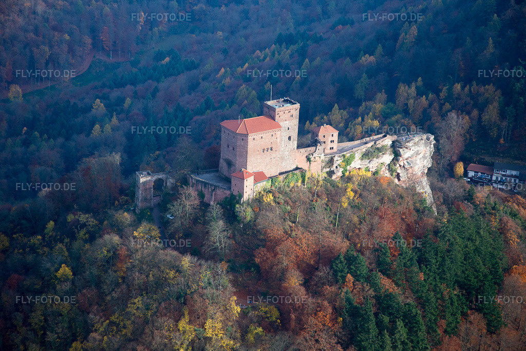 Luftbild: Burg Trifels in Annweiler am Trifels im Bundesland Rheinland-Pfalz in Deutschland. Foto: IMG_085130.jpg vom 08.11.2015 durch Werner Riehm/FLY-FOTO.de