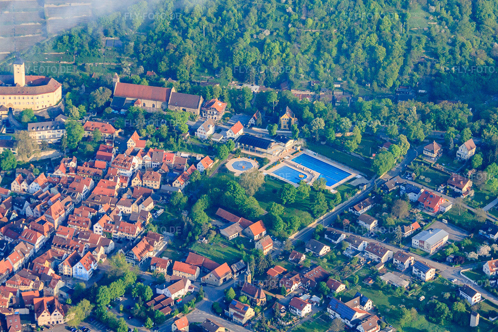 Luftbild: Ortsansicht am Neckarufer unter Morgendlichen Wolken mit Schlosshotel Horneck im Siebenbürgischen Kultur und Begegnungszentrum im Ortsteil Michaelsberg in Gundelsheim im Bundesland Baden-Württemberg in Deutschland. Foto: IMG_56995.jpg vom 08.05.2013 durch Werner Riehm/FLY-FOTO.deAuflösung des Originals: 4752 x 3168 pxSchlosshotel Horneck - übernachten, feiern, tagen mit besonderem Flair