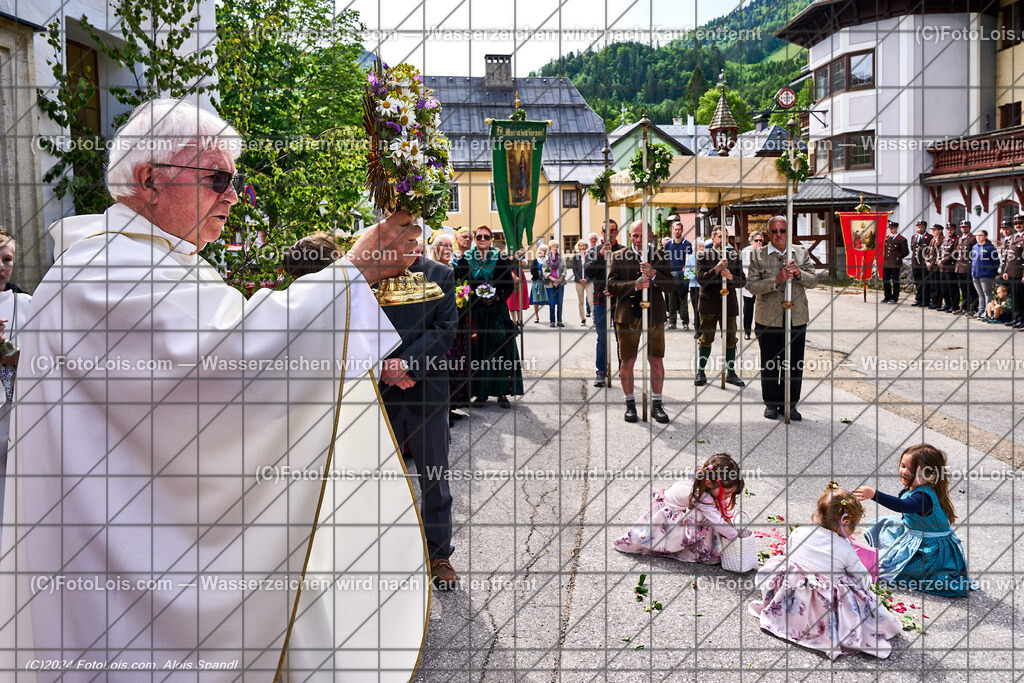 ALP7915_Fronleichnam_Lackenhof_Pfarrer-Segen | (C)FotoLois.com, Alois Spandl. FRONLEICHNAM in Lackenhof mit Pfarrer Norbert Burmettler, Musikkapelle, Feuerwehr, Goldhaubengruppe und vielen LackenhoferInnen, Do 30. Mai 2024.