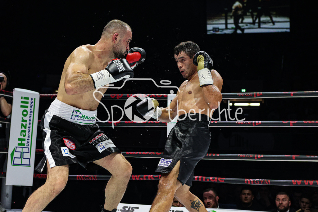 Profi - Box - Gala / Main Event | Shefat ISUFI (Schwarz Weisse Hose) im WBF Titelkampf gegen Hernan David PEREZ (Schwarze Hose)