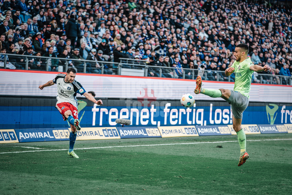 Fußball | Männer | Saison 2023/2024 | 2. Fußball-Bundesliga | 26. Spieltag | Hamburger SV vs. SV Wehen Wiesbaden | 17.03.2024 | Levin Öztunali (#21, HSV) schlägt den Ball und wird von Ivan Prtajin (#18, SV Wehen Wiesbaden) gestoppt