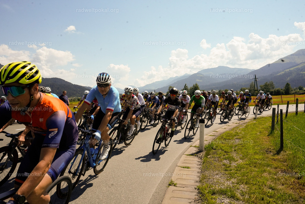 277_20230817_Bewerb_Maenner_Muehlanger | AUT - OESTERREICH, 2023-08-16: SPORT RENNRAD-FAHREN - 55. INTERNATIONALER RADWELTPOKAL IN ST. JOHANN IN TIROL  - Vintage-Radrennen mit WM-Bronze-Medaillen-Siegerin Christina Schweinberger, den Teilnehmer und Alexander Baumann (vom Orginastions-Team) - TAG 2 BEWERB MAENNER IN SECHS GRUPPEN  ; Foto: Roland Muehlanger